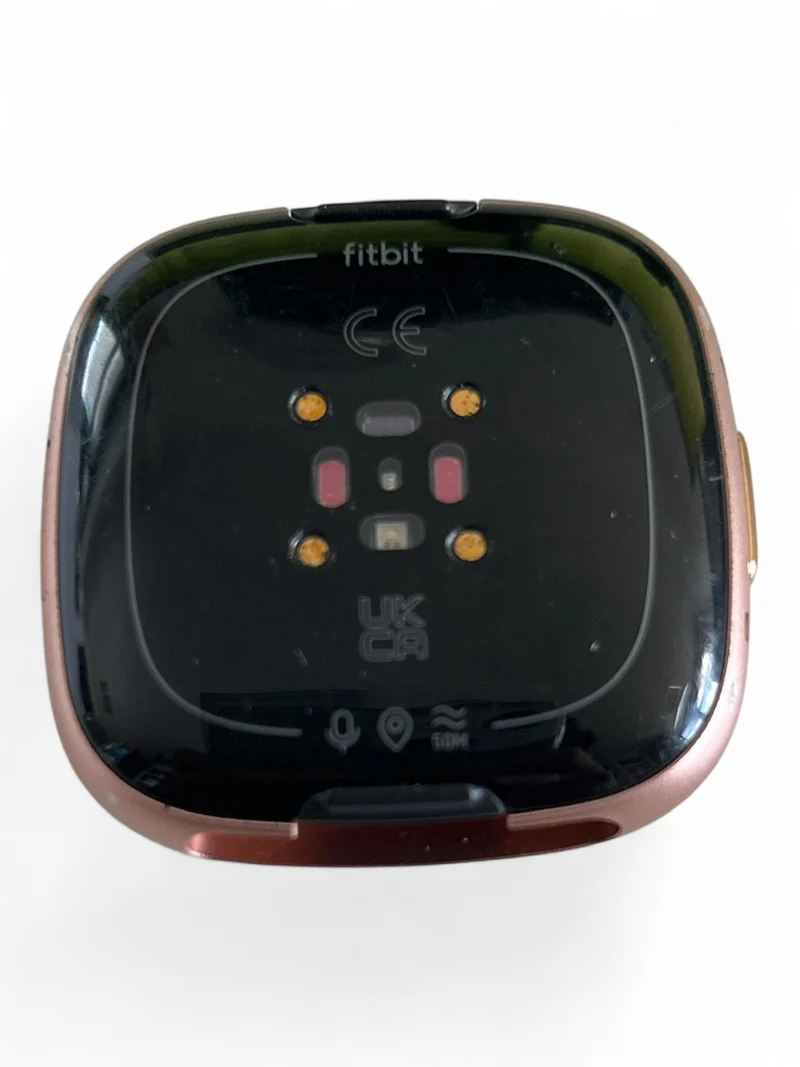 Fitbit Versa 4 Smartwatch 40 mm mit Aluminiumgehäuse und integriertem GPS