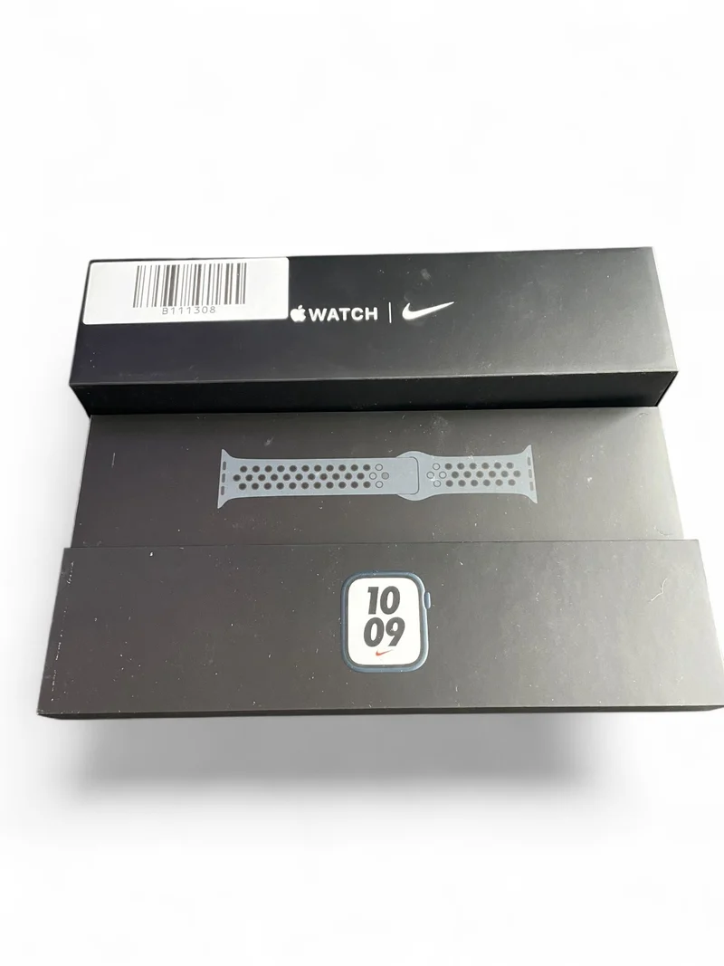 Apple Watch Nike Series 7 GPS 41 mm mit Aluminiumgehäuse und Nike Sportarmband.