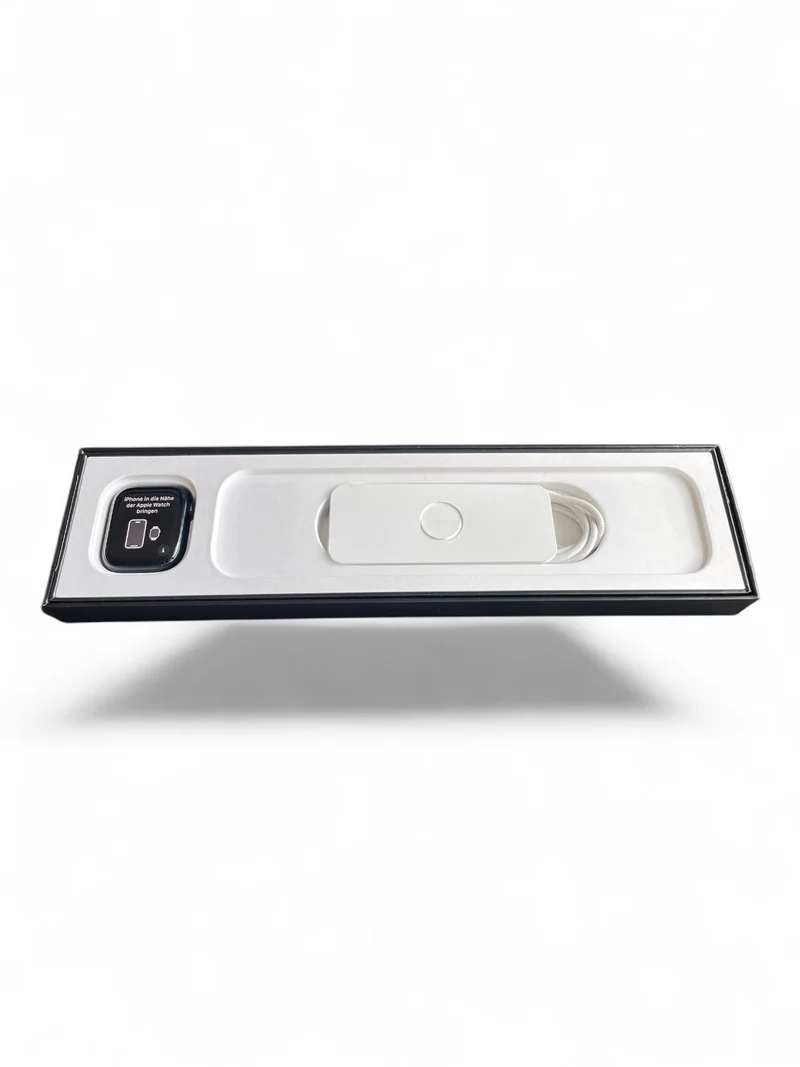 Apple Watch Nike Series 7 GPS 41 mm mit Aluminiumgehäuse und Nike Sportarmband.