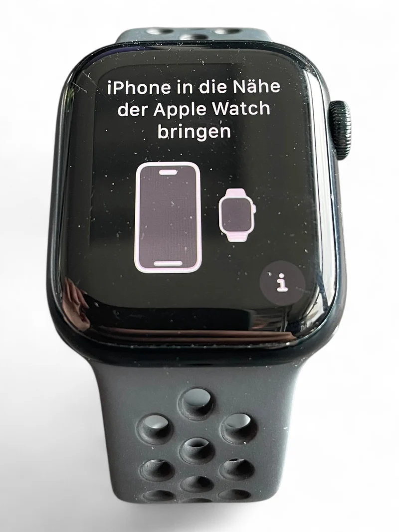Apple Watch Nike Series 7 GPS 41 mm mit Aluminiumgehäuse und Nike Sportarmband.