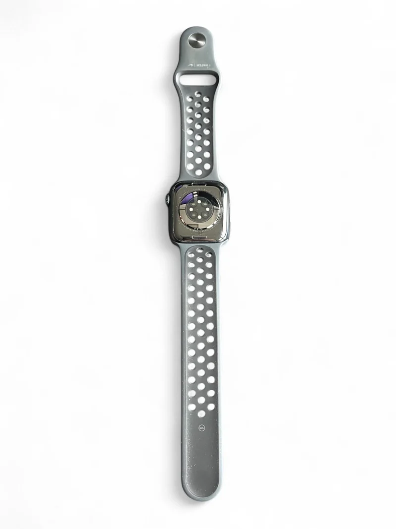 Apple Watch Nike Series 7 GPS 41 mm mit Aluminiumgehäuse und Nike Sportarmband.