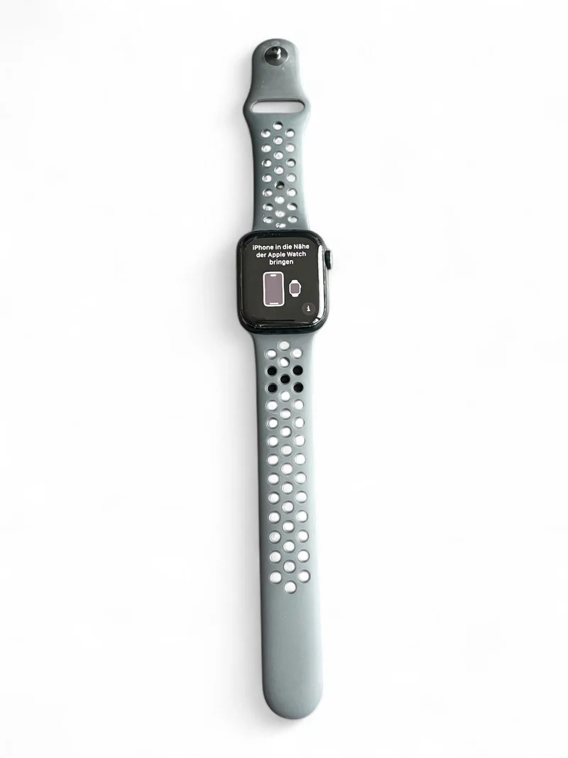 Apple Watch Nike Series 7 GPS 41 mm mit Aluminiumgehäuse und Nike Sportarmband.