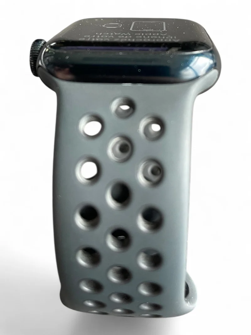 Apple Watch Nike Series 7 GPS 41 mm mit Aluminiumgehäuse und Nike Sportarmband.