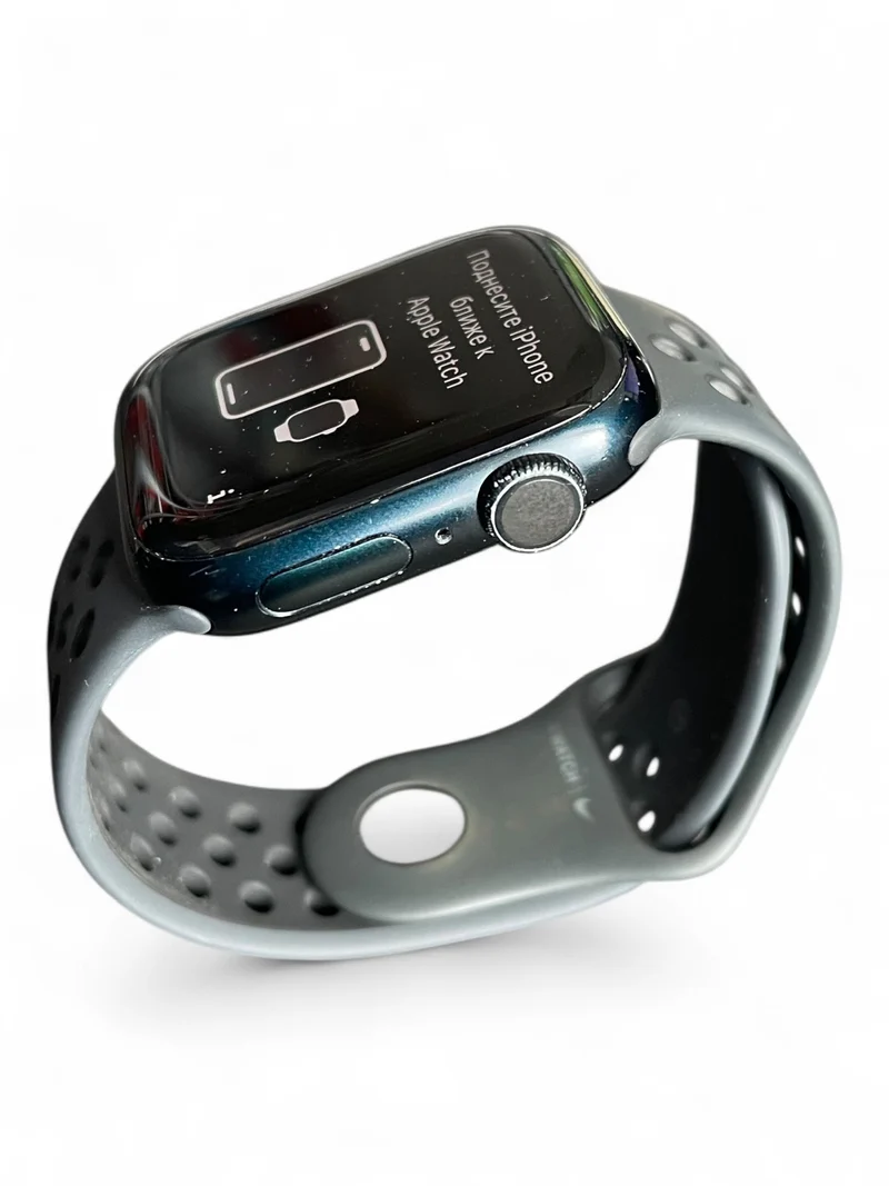 Apple Watch Nike Series 7 GPS 41 mm mit Aluminiumgehäuse und Nike Sportarmband.