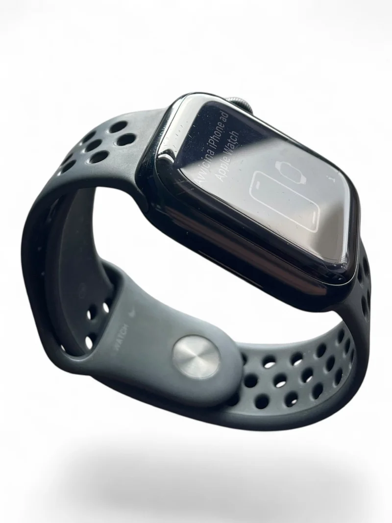 Apple Watch Nike Series 7 GPS 41 mm mit Aluminiumgehäuse und Nike Sportarmband.