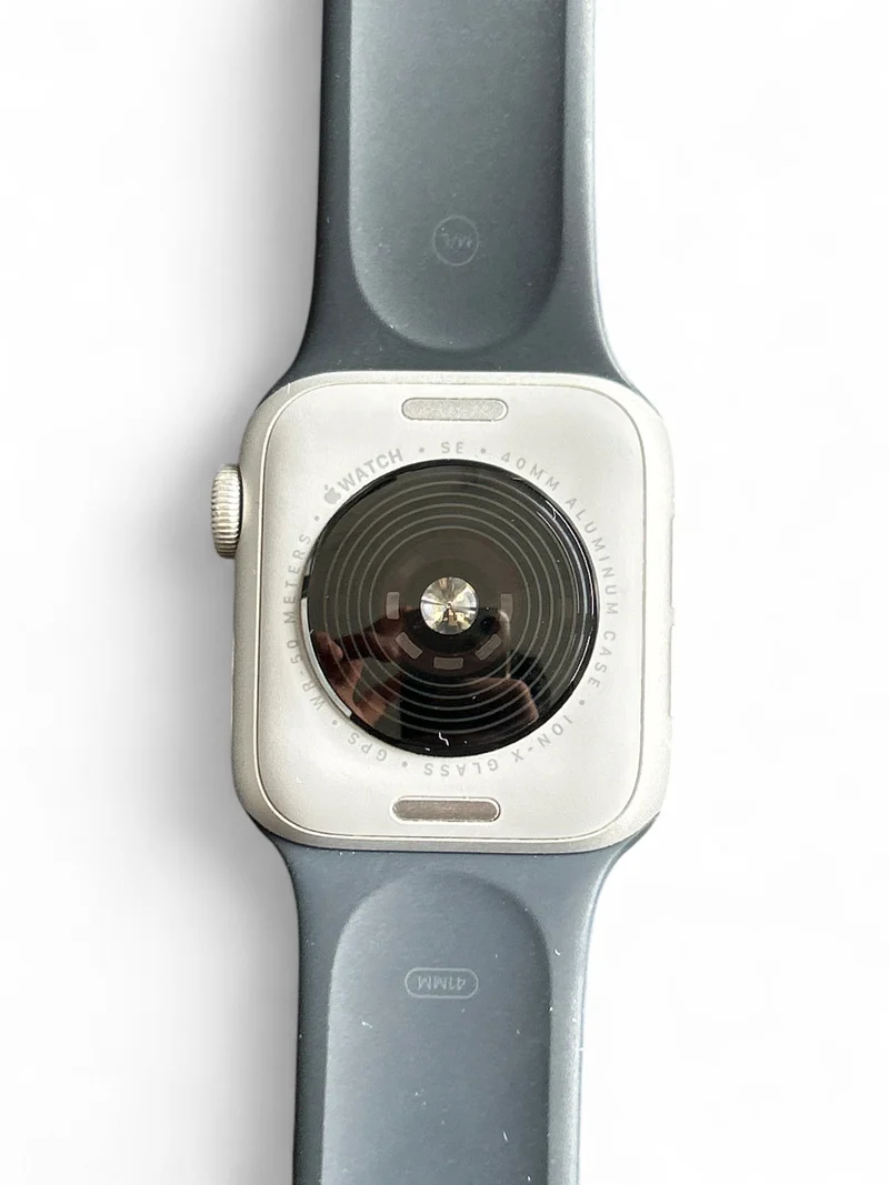 Apple Watch SE GPS 40 mm mit Aluminiumgehäuse und brillantem Retina Display