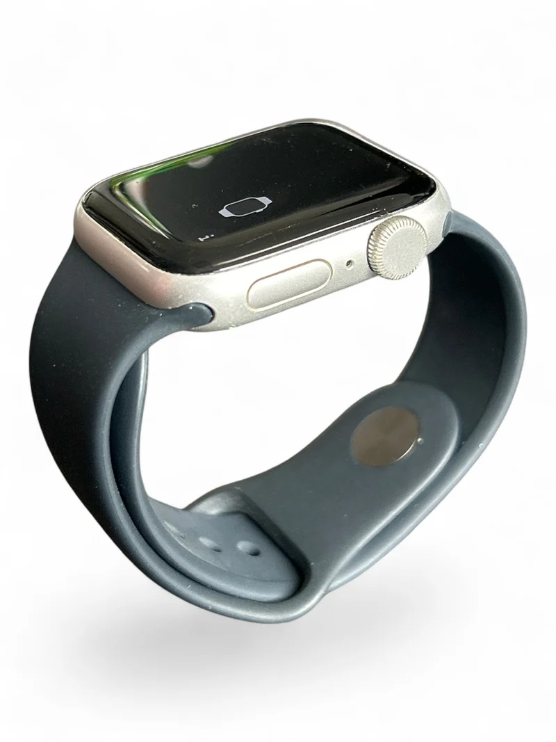 Apple Watch SE GPS 40 mm mit Aluminiumgehäuse und brillantem Retina Display