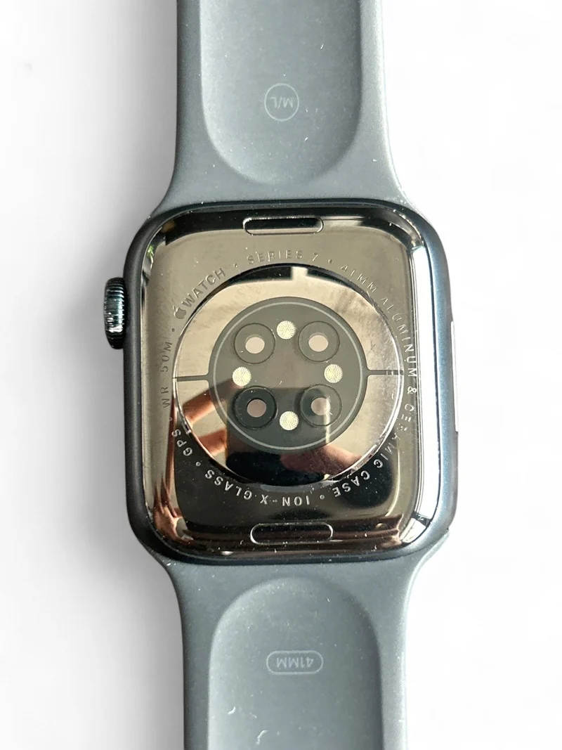 Apple Watch Series 7 GPS 41mm mit Aluminiumgehäuse und brillantem Retina Display