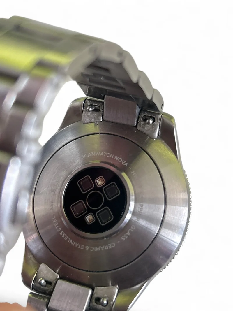 Withings ScanWatch Nova 42 mm mit Edelstahlgehäuse,Saphirglas und Premium-Design
