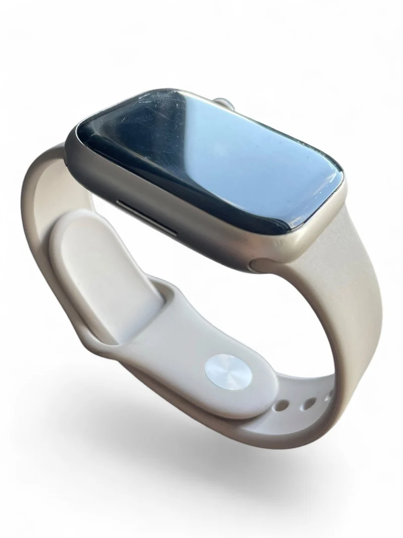 Apple Watch Series 7 GPS 45 mm mit Aluminiumgehäuse und hellem Retina Display.