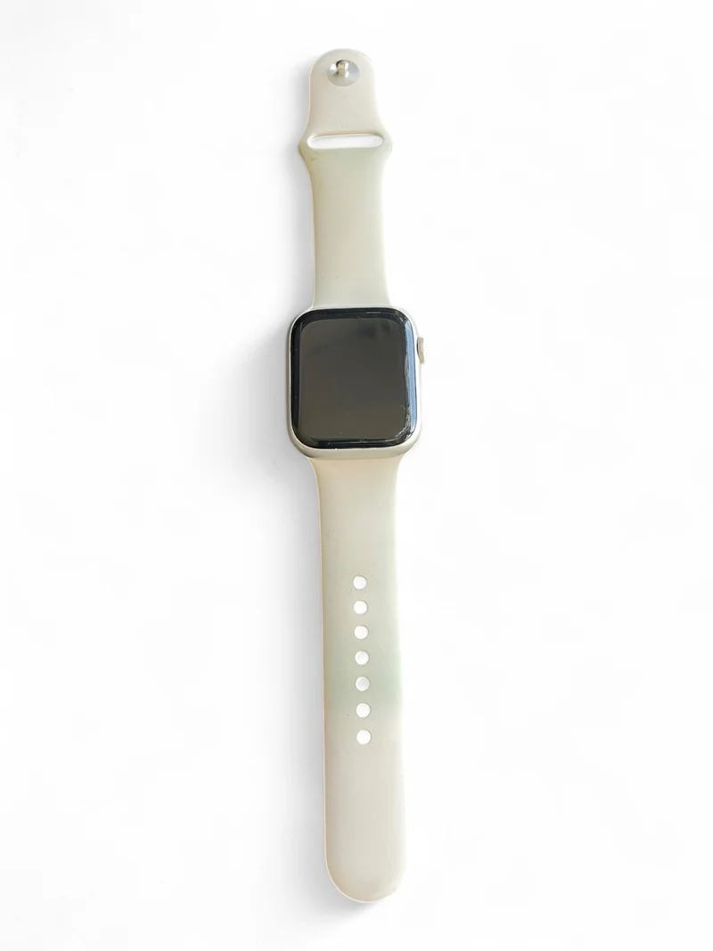 Apple Watch Series 7 GPS 45 mm mit Aluminiumgehäuse und hellem Retina Display.