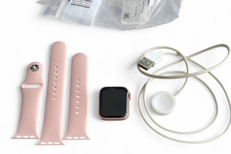 Apple Watch SE GPS 40 mm mit Aluminiumgehäuse, Sportarmband und Retina Display.