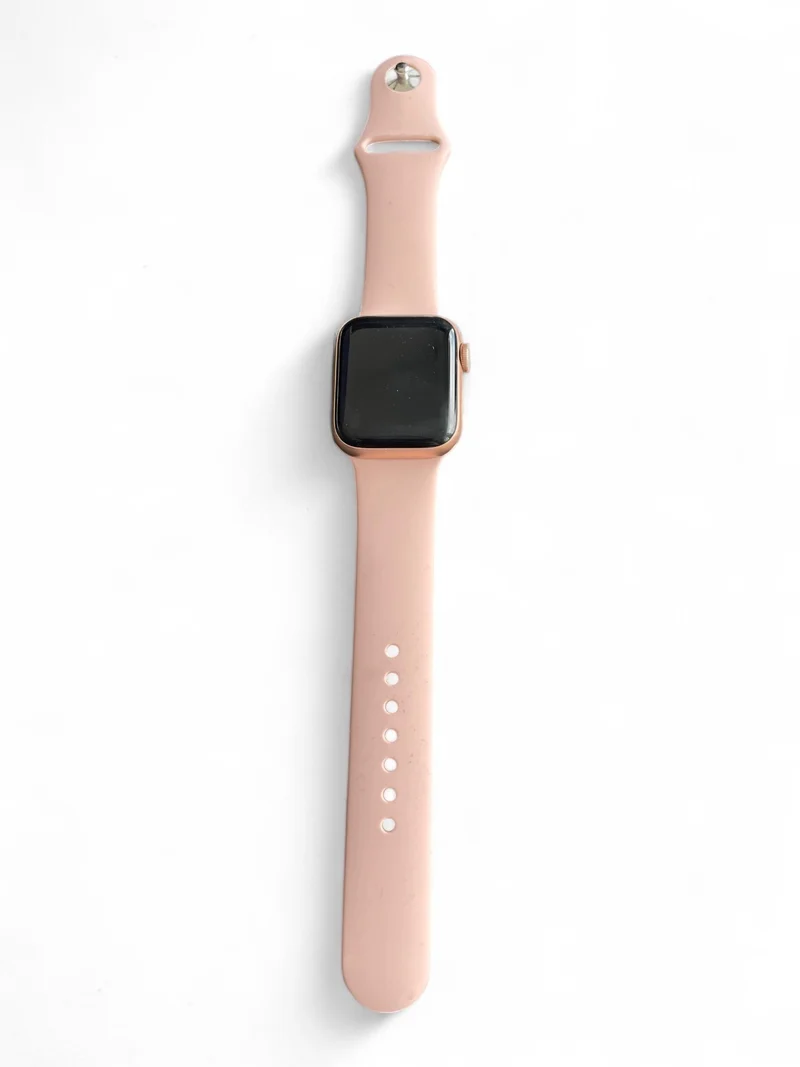 Apple Watch SE GPS 40 mm mit Aluminiumgehäuse, Sportarmband und Retina Display.