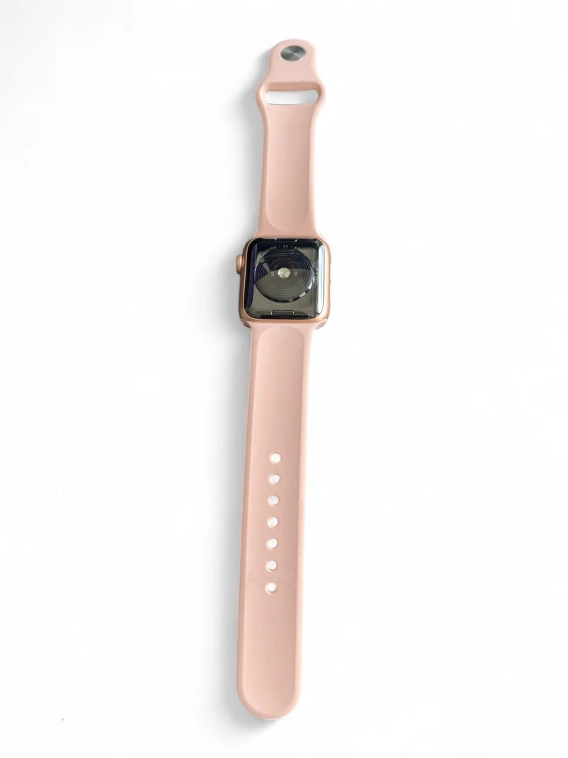 Apple Watch SE GPS 40 mm mit Aluminiumgehäuse, Sportarmband und Retina Display.