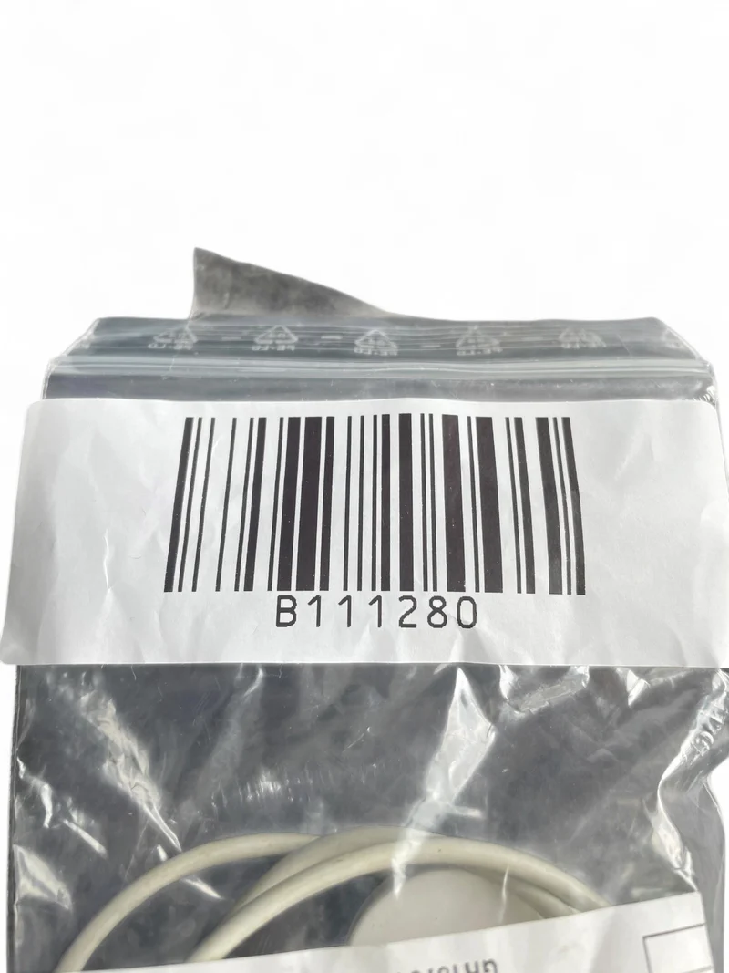 Apple Watch SE GPS 40 mm mit Aluminiumgehäuse, Sportarmband und Retina Display.