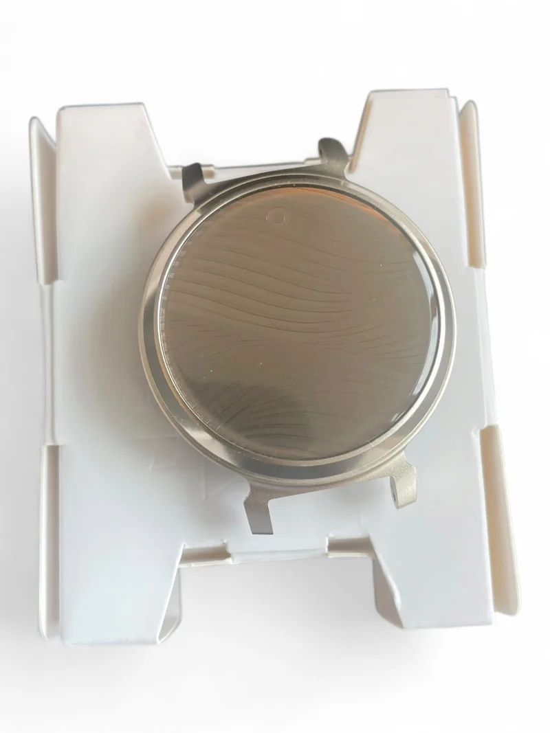 Garmin Lily 2 Smartwatch 35 mm mit Metallgehäuse und Silikonarmband in Coconut.