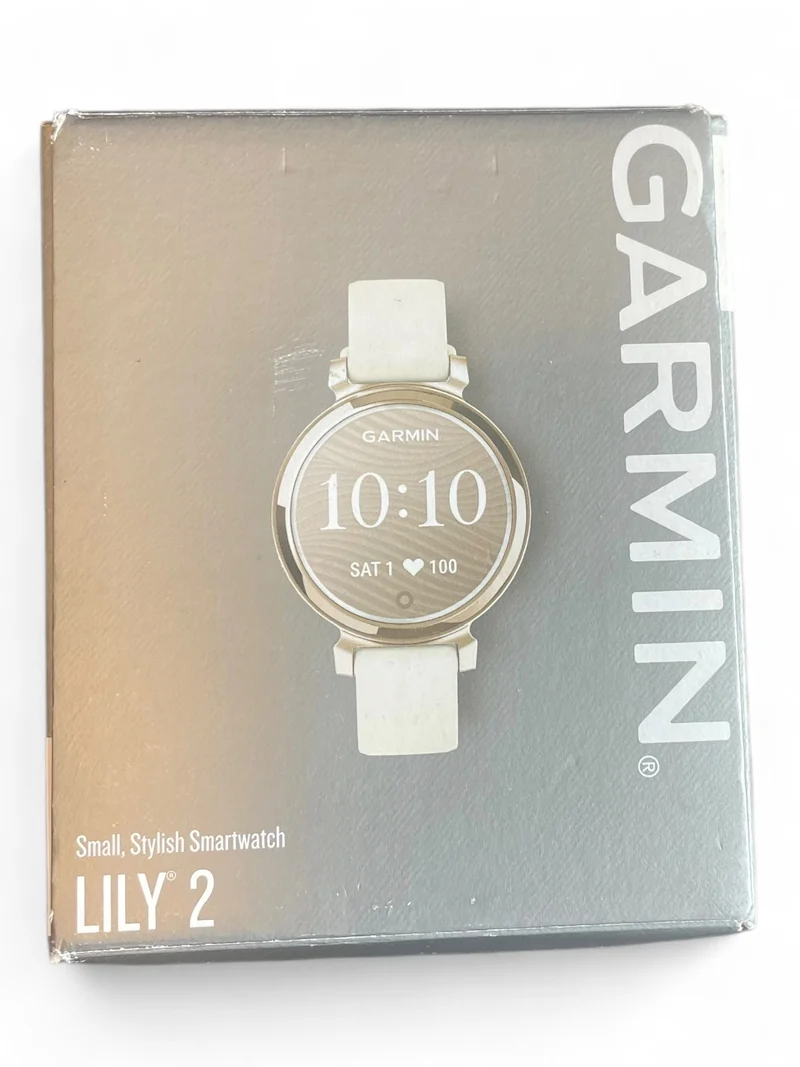 Garmin Lily 2 Smartwatch 35 mm mit Metallgehäuse und Silikonarmband in Coconut.