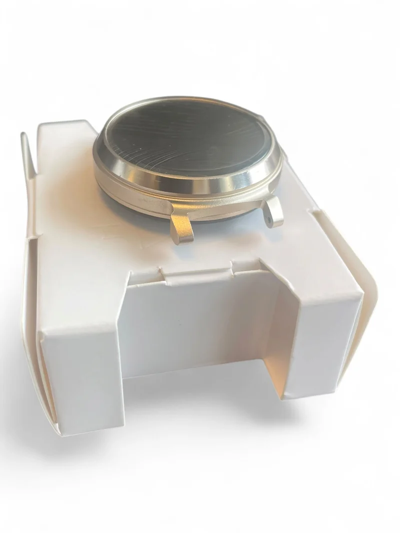 Garmin Lily 2 Smartwatch 35 mm mit Metallgehäuse und Silikonarmband in Coconut.