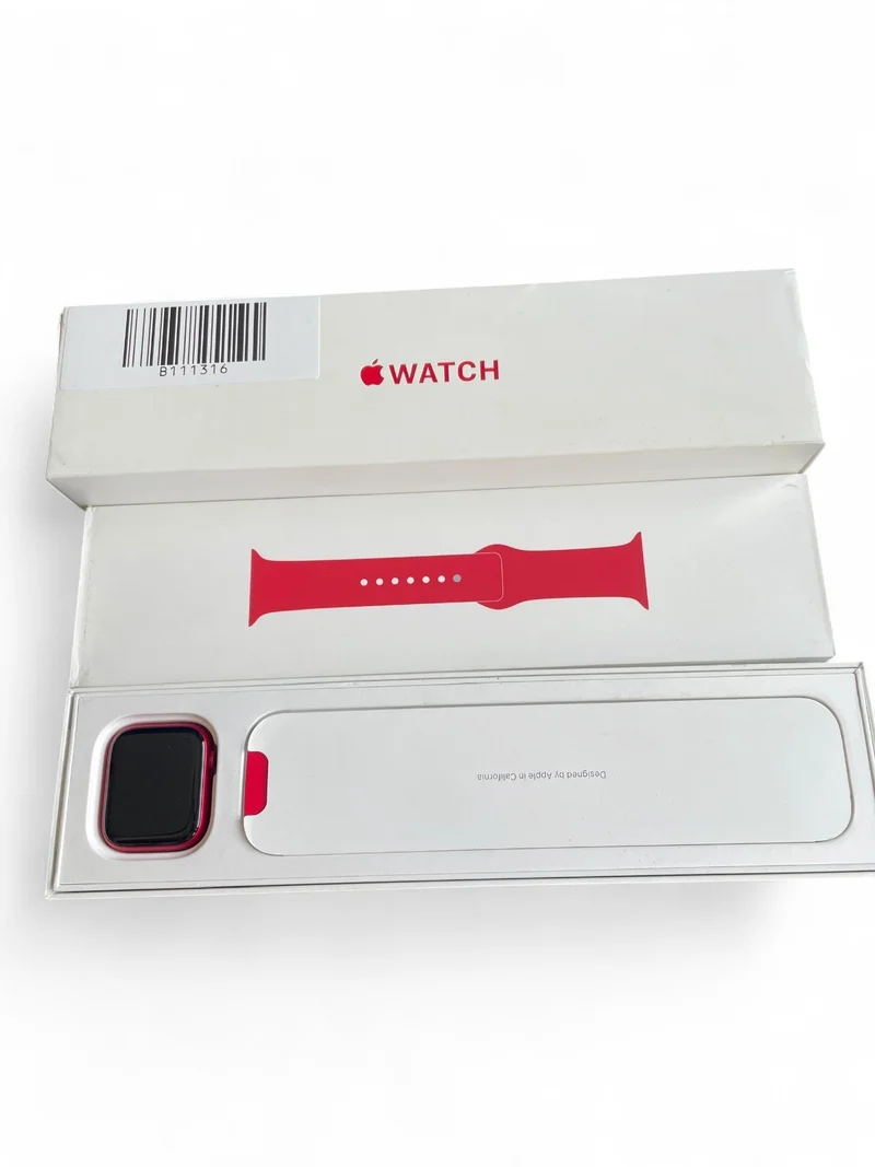 Apple Watch Series 8 GPS 45 mm in Rot mit Aluminiumgehäuse und Retina Display.