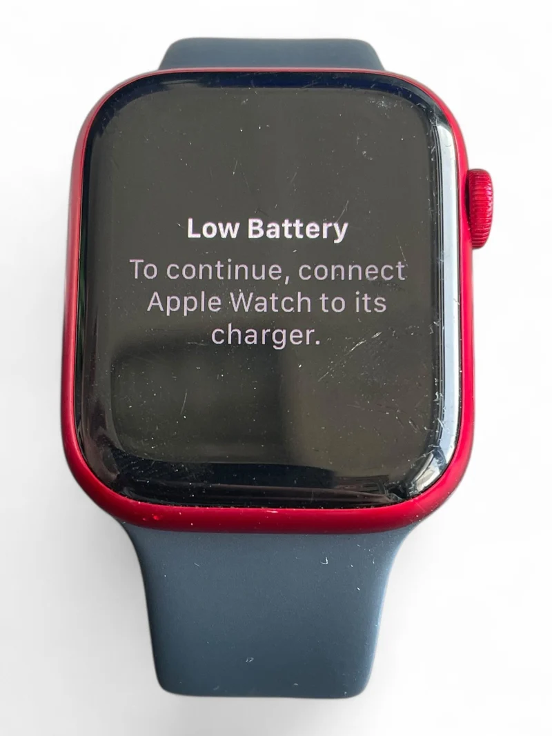 Apple Watch Series 8 GPS 45 mm in Rot mit Aluminiumgehäuse und Retina Display.