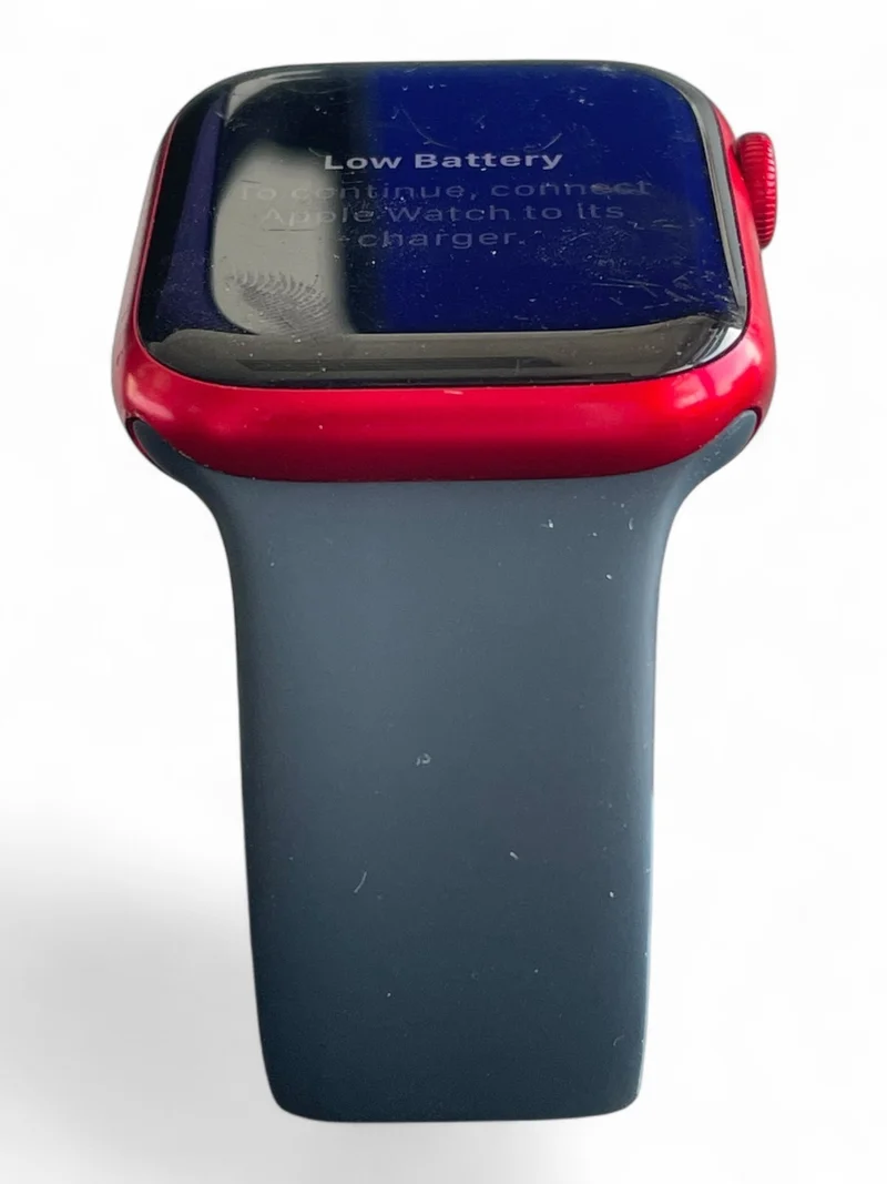 Apple Watch Series 8 GPS 45 mm in Rot mit Aluminiumgehäuse und Retina Display.