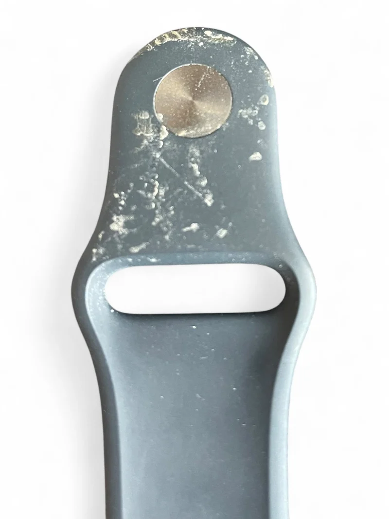 Apple Watch Series 8 GPS 45 mm in Rot mit Aluminiumgehäuse und Retina Display.