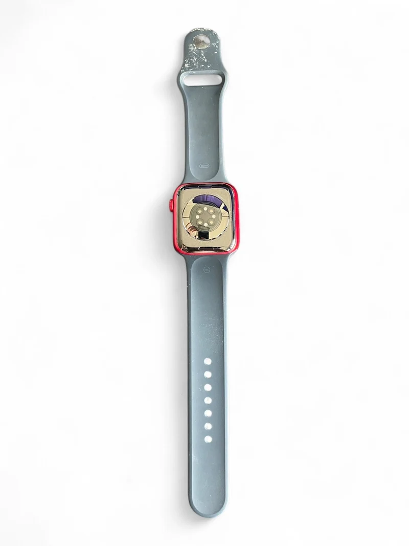 Apple Watch Series 8 GPS 45 mm in Rot mit Aluminiumgehäuse und Retina Display.