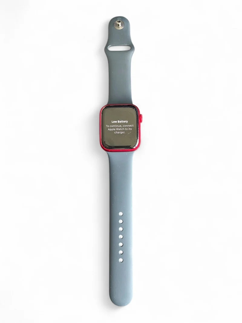 Apple Watch Series 8 GPS 45 mm in Rot mit Aluminiumgehäuse und Retina Display.