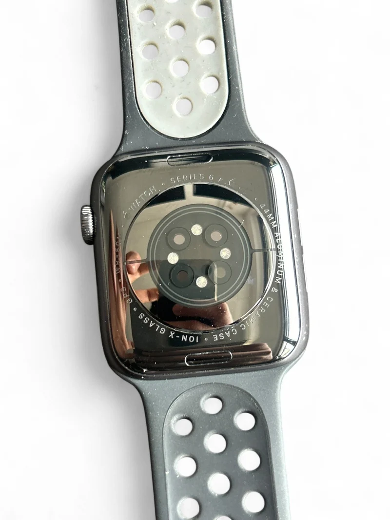 Apple Watch Nike Series 6 GPS 44 mm mit Aluminiumgehäuse und Nike Sportarmband