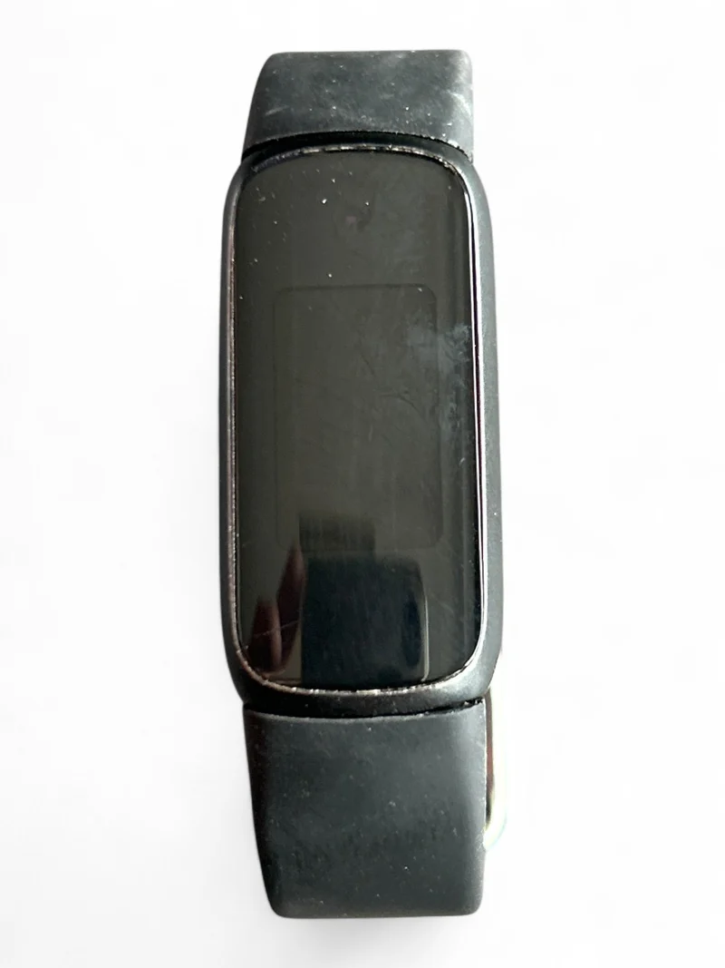 Fitbit Luxe Premium Fitness-Tracker mit Edelstahlgehäuse und AMOLED-Farbdisplay.