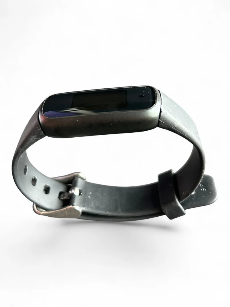 Fitbit Luxe Premium Fitness-Tracker mit Edelstahlgehäuse und AMOLED-Farbdisplay.