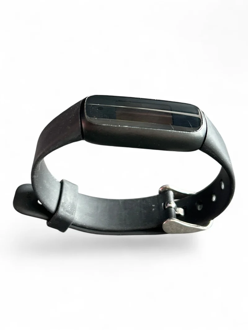 Fitbit Luxe Premium Fitness-Tracker mit Edelstahlgehäuse und AMOLED-Farbdisplay.