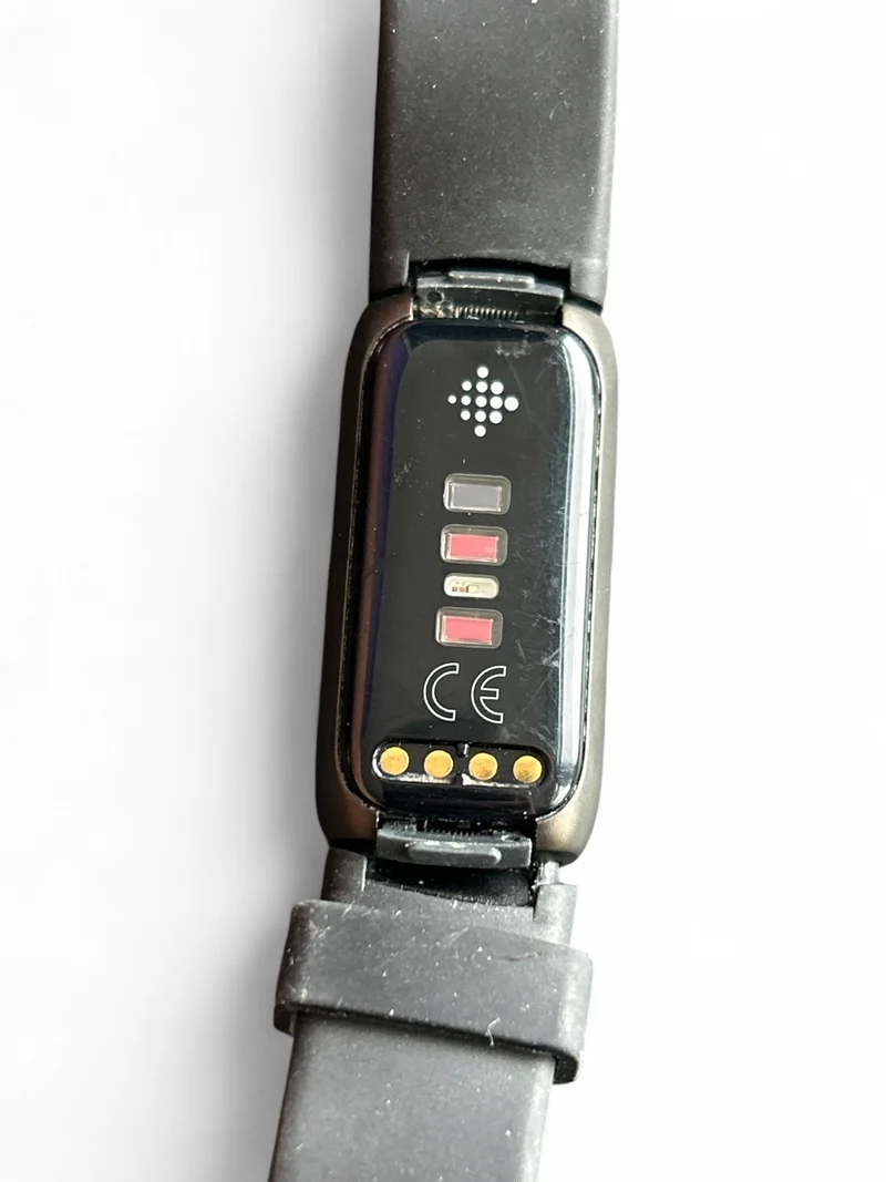 Fitbit Luxe Premium Fitness-Tracker mit Edelstahlgehäuse und AMOLED-Farbdisplay.