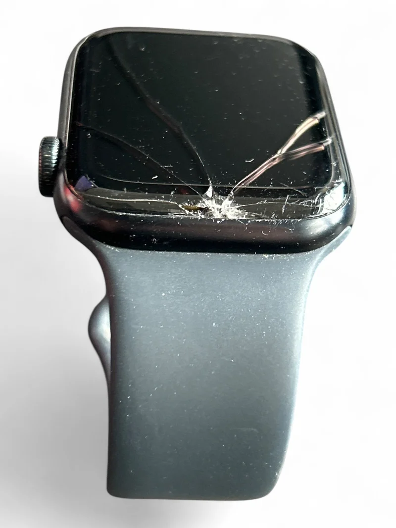 Apple Watch SE GPS 44 mm mit Aluminiumgehäuse und brillantem Retina Display.