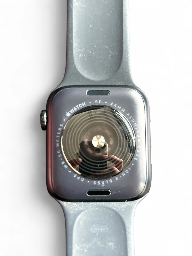 Apple Watch SE GPS 44 mm mit Aluminiumgehäuse und brillantem Retina Display.