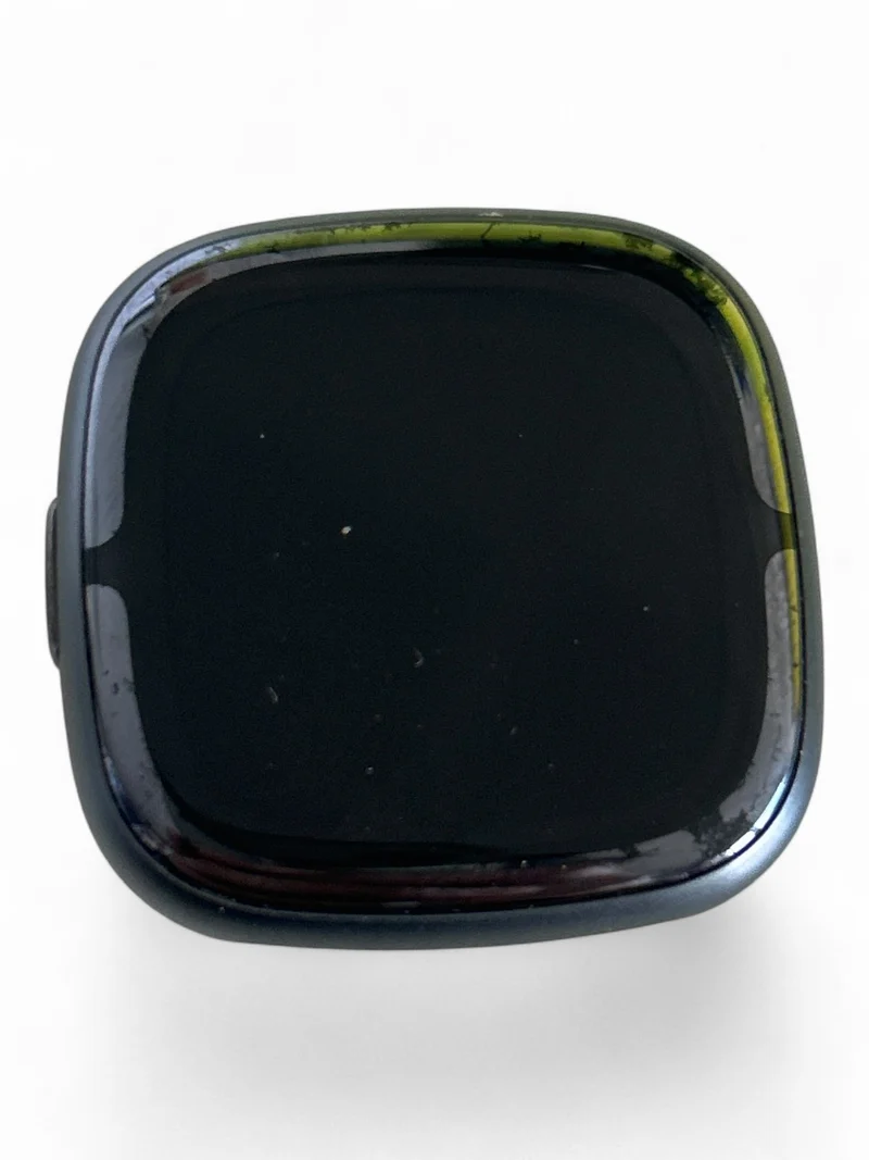 Fitbit Sense 2 Smartwatch 40 mm mit Aluminiumgehäuse und Gesundheitsfunktionen.