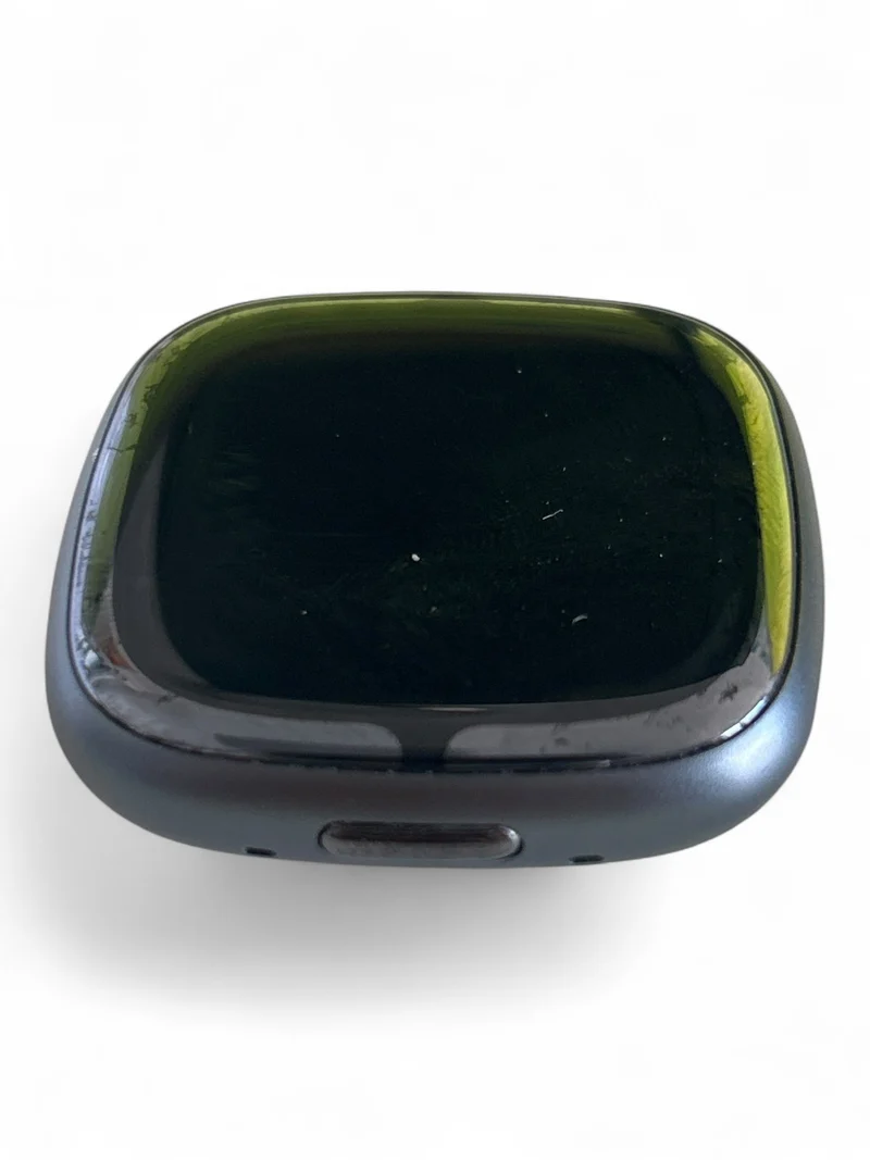 Fitbit Sense 2 Smartwatch 40 mm mit Aluminiumgehäuse und Gesundheitsfunktionen.