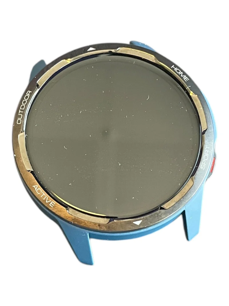 Xiaomi Watch S1 Active 46 mm mit AMOLED-Display, GPS und blauem Silikonarmband.