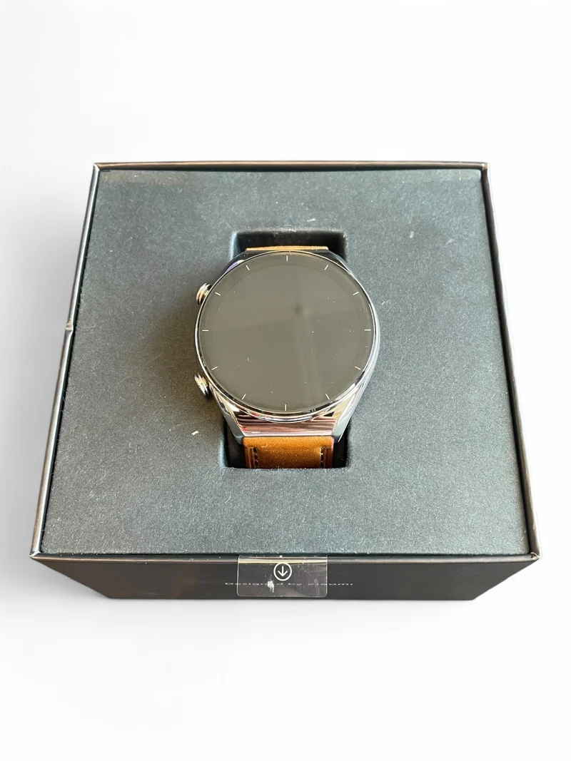 Xiaomi Watch S1 46 mm mit Edelstahlgehäuse, Lederarmband und AMOLED-Display