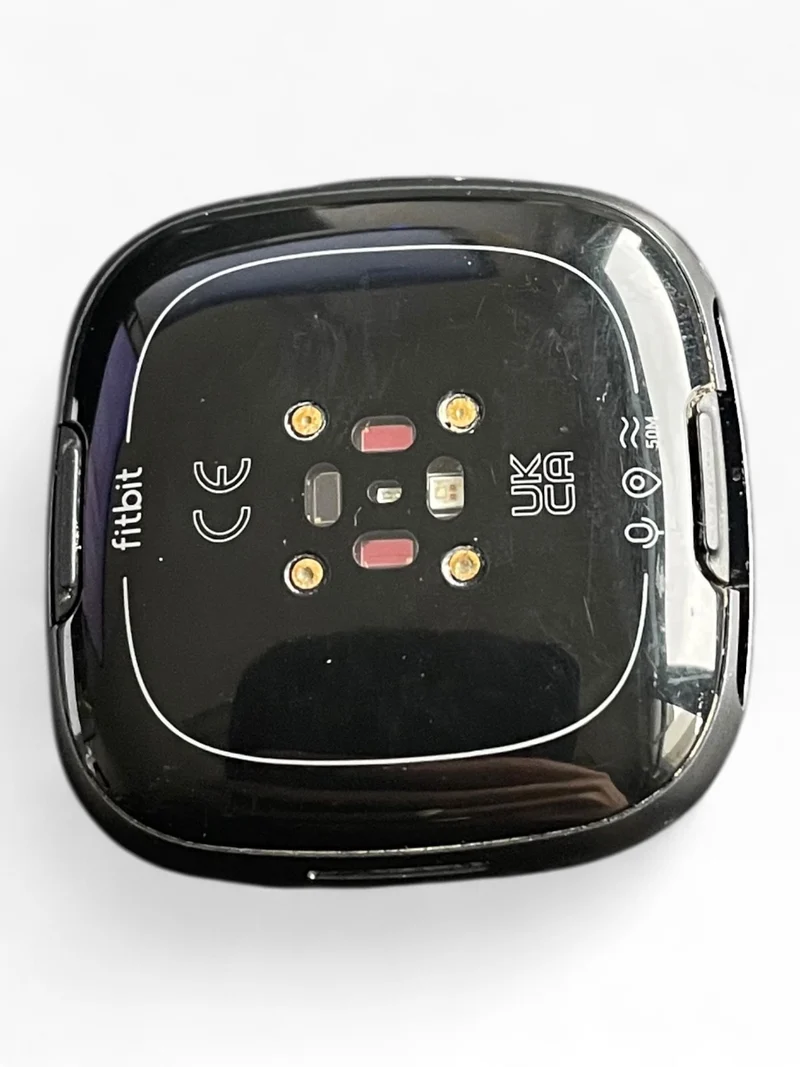 Fitbit Versa 4 Smartwatch 40mm mit Aluminiumgehäuse, AMOLED-Display & GPS