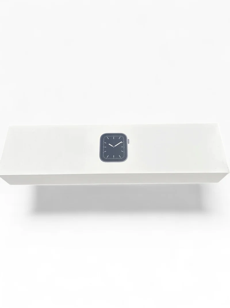 Apple Watch Series 5 GPS 44mm mit Aluminiumgehäuse & Sportarmband in Space Grau.