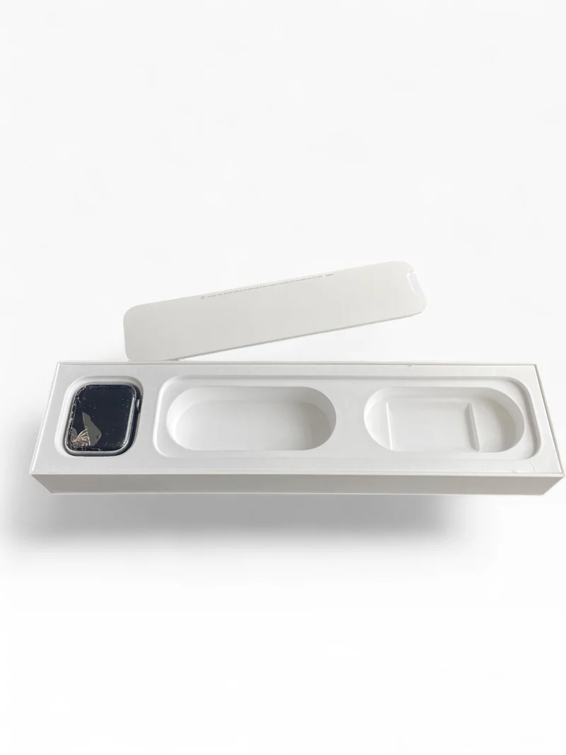 Apple Watch Series 5 GPS 44mm mit Aluminiumgehäuse & Sportarmband in Space Grau.