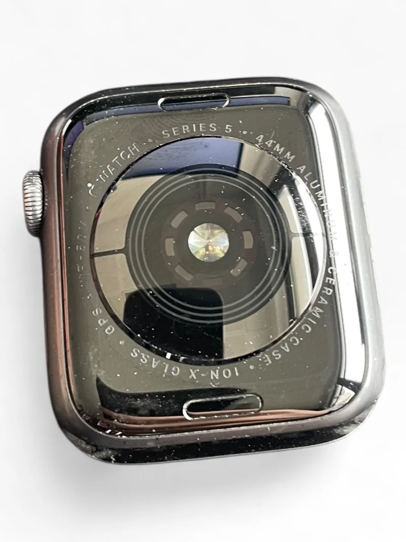 Apple Watch Series 5 GPS 44mm mit Aluminiumgehäuse & Sportarmband in Space Grau.