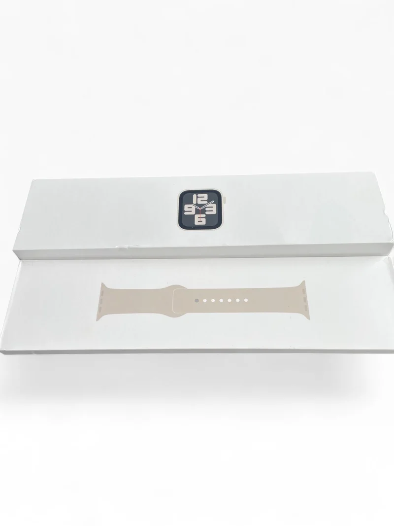 Apple Watch SE GPS 44mm mit Aluminiumgehäuse & Retina Display in Starlight.