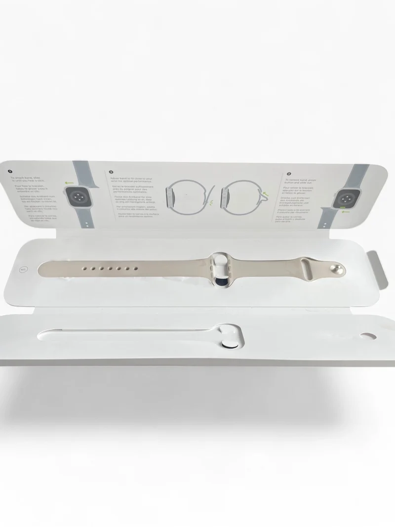 Apple Watch SE GPS 44mm mit Aluminiumgehäuse & Retina Display in Starlight.