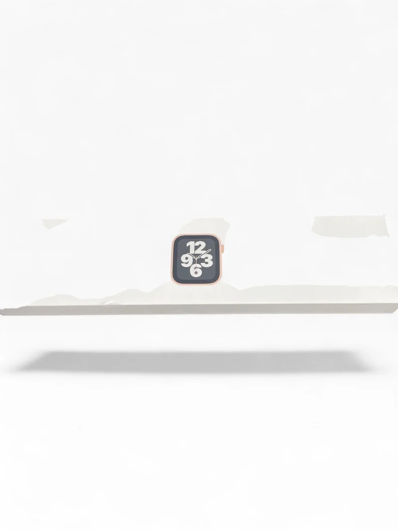 Apple Watch SE GPS 40mm mit Gold Aluminiumgehäuse & Sportarmband in Starlight.