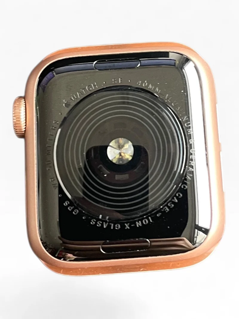Apple Watch SE GPS 40mm mit Gold Aluminiumgehäuse & Sportarmband in Starlight.