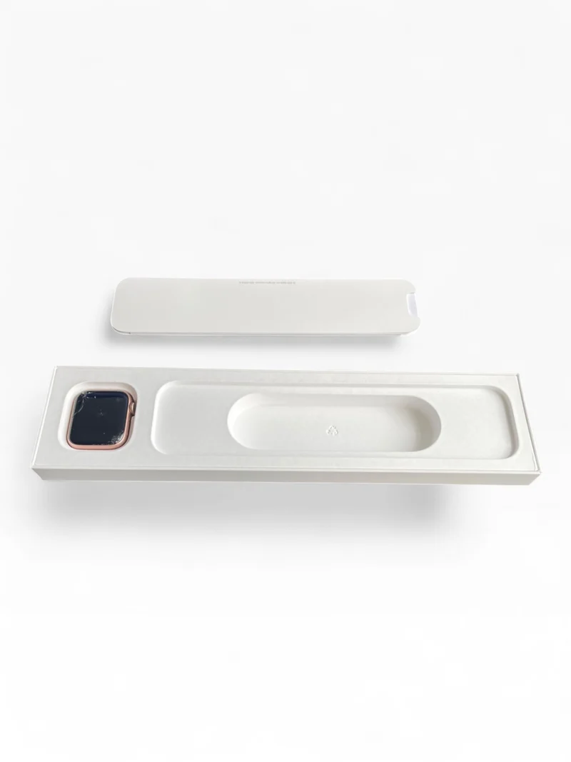 Apple Watch SE GPS 40mm mit Gold Aluminiumgehäuse & Sportarmband in Starlight.