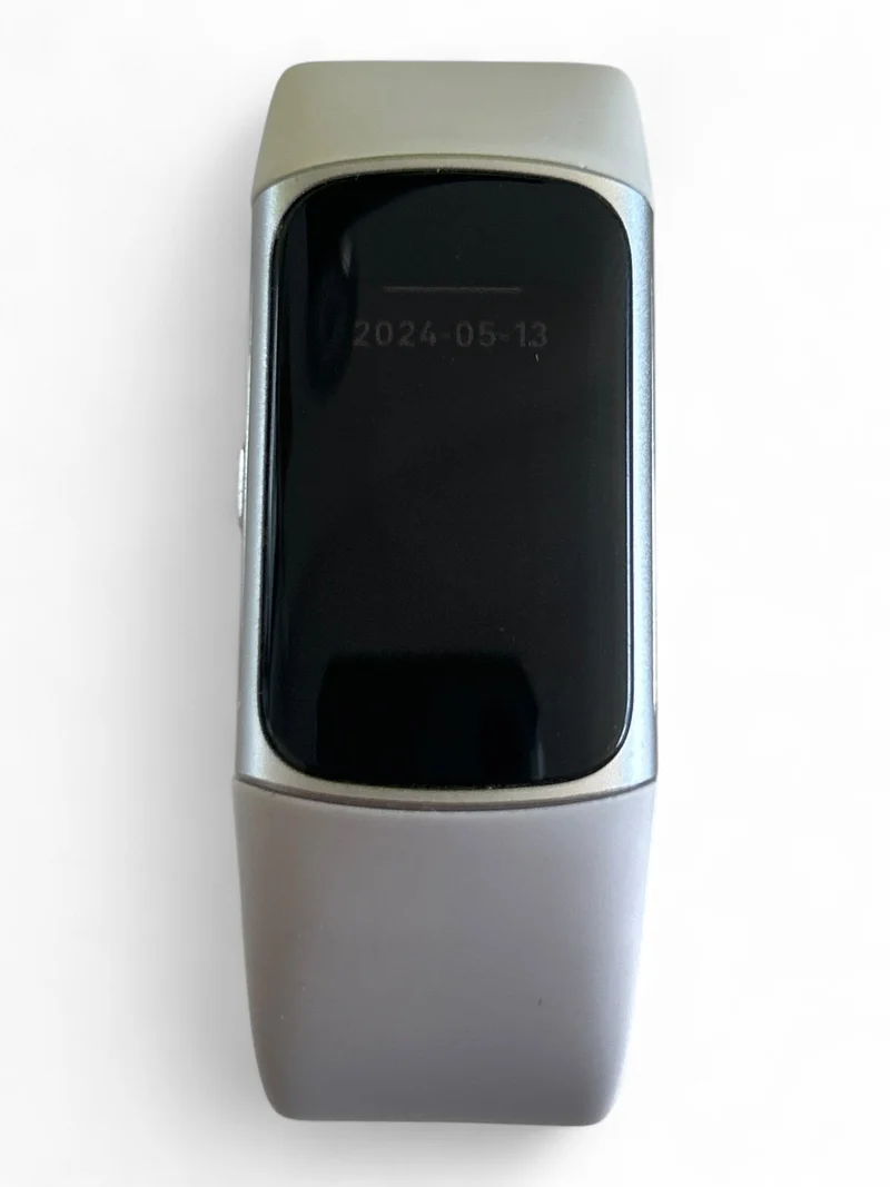 Fitbit Charge 6 Fitness-Tracker mit Edelstahlgehäuse und Silikonarmband Beige.