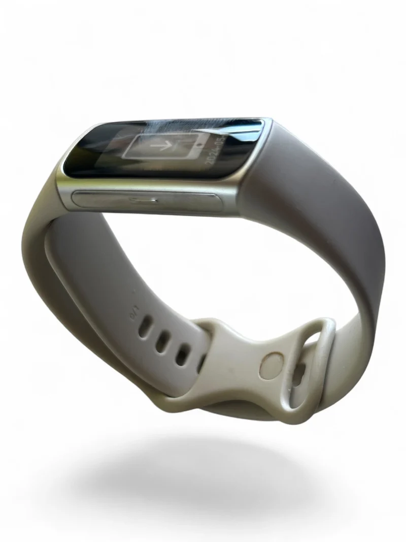 Fitbit Charge 6 Fitness-Tracker mit Edelstahlgehäuse und Silikonarmband Beige.